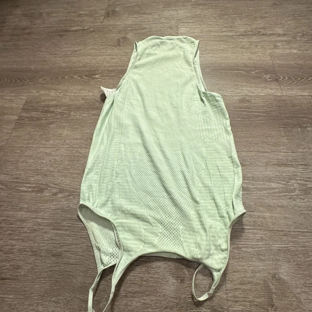 Nike Tank Top Womens Medium Green Nylon City Ready Seamless Mesh Crop CU5190-336
